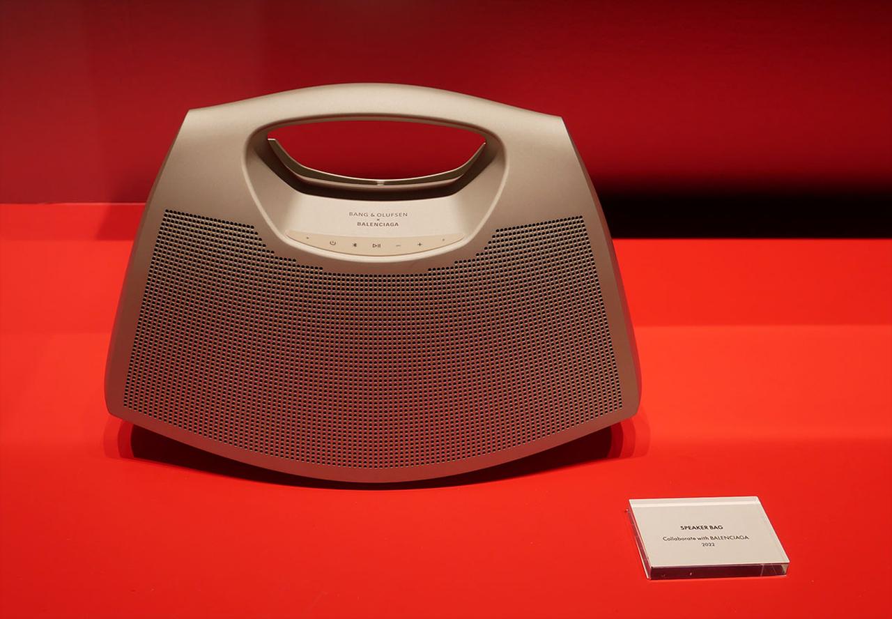 画像: B&Oでは様々なブランドとのコラボレーションも展開している。こちらはバレンシアカとのコラボで2022年に発売された「SPEAKER BAG」