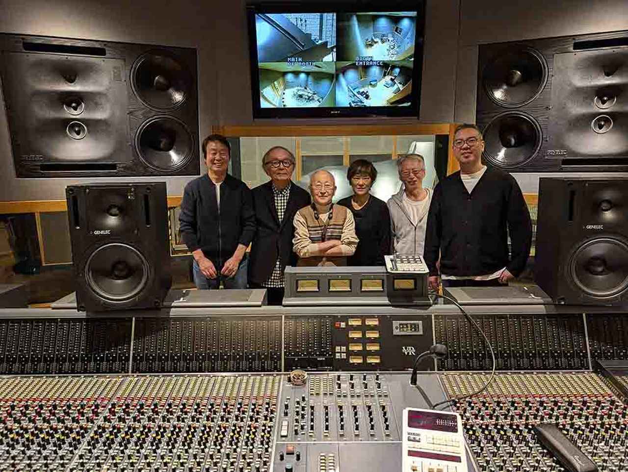 画像: 写真左から、サウンドプロデューサー・レコーディングエンジニアの高田英男氏、プロデューサーの川原伸司氏、アルトサックスプレーヤーの苫米地義久氏、編曲及びピアノ・ヴォーカル・コーラスの石塚まみ氏、ドラム・パーカショ二ストの石川智氏、フレットレス・ベーシストの織原良次氏