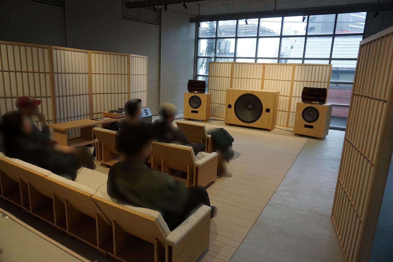 画像: フロアには、Devon氏がリスニングを目的としてデザインしたチェアシステムが配置されており、来場者はスピーカーと正面から向き合い、そこから奏でられる音の響きを全身で体感することができる