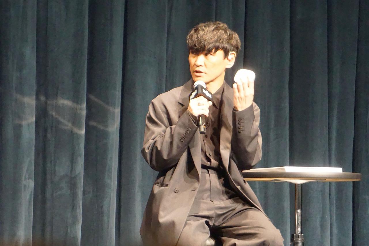 画像: 山口氏は、新製品「OpenFit Pro」の装着感について、「着けたまま寝てしまえる。本当に一日中着けていられる」と語り、その快適さを絶賛した