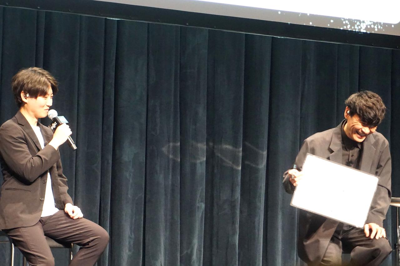 画像: お題③を「自炊」と回答し、「自炊します！もう、４５歳の独身なんで」と、自炊は手慣れたものだと自虐的に話す山口氏（右）に、思わず笑いがこみ上げる冨田氏（左）会場内も笑いが沸き起こり、終始穏やかなムードでトークセッションは進行した
