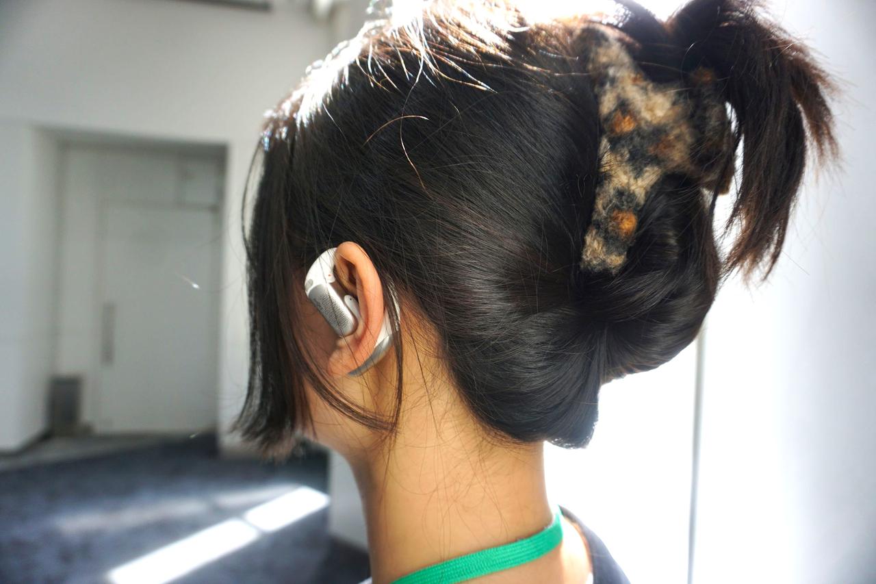 画像: フック部には超薄型のニッケルチタン合金製を用い、耳の形にしなやかにフィット。フック部の表面には柔らかな「Shokz Ultra-Soft Silicone™ 2.0」を採用し、長時間でも快適で安定した着け心地をキープできる