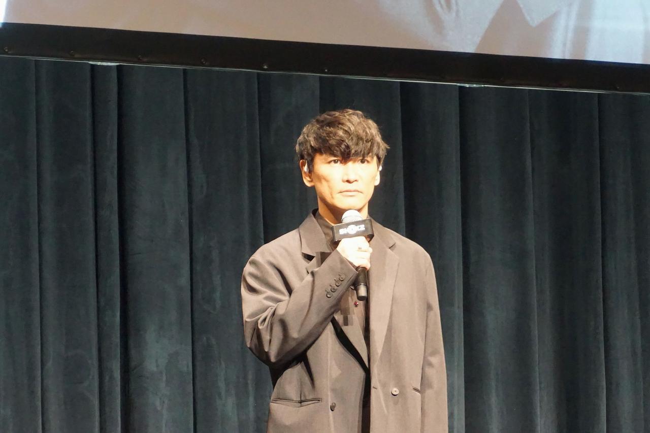 画像: 2月よりブランドアンバサダーに就任したサカナクションの山口一郎氏。以前からShokz製品を愛用しているという山口氏は、自身の耳のサイズが非常に大きく、耳鼻科医からNBA選手並みと驚かれたエピソードを披露。一般的なイヤホンが耳に合わず苦労していたが、耳の形状に左右されないオープンイヤー型イヤホンに助けられていると語り、自身の体験を交えてその魅力を伝えた