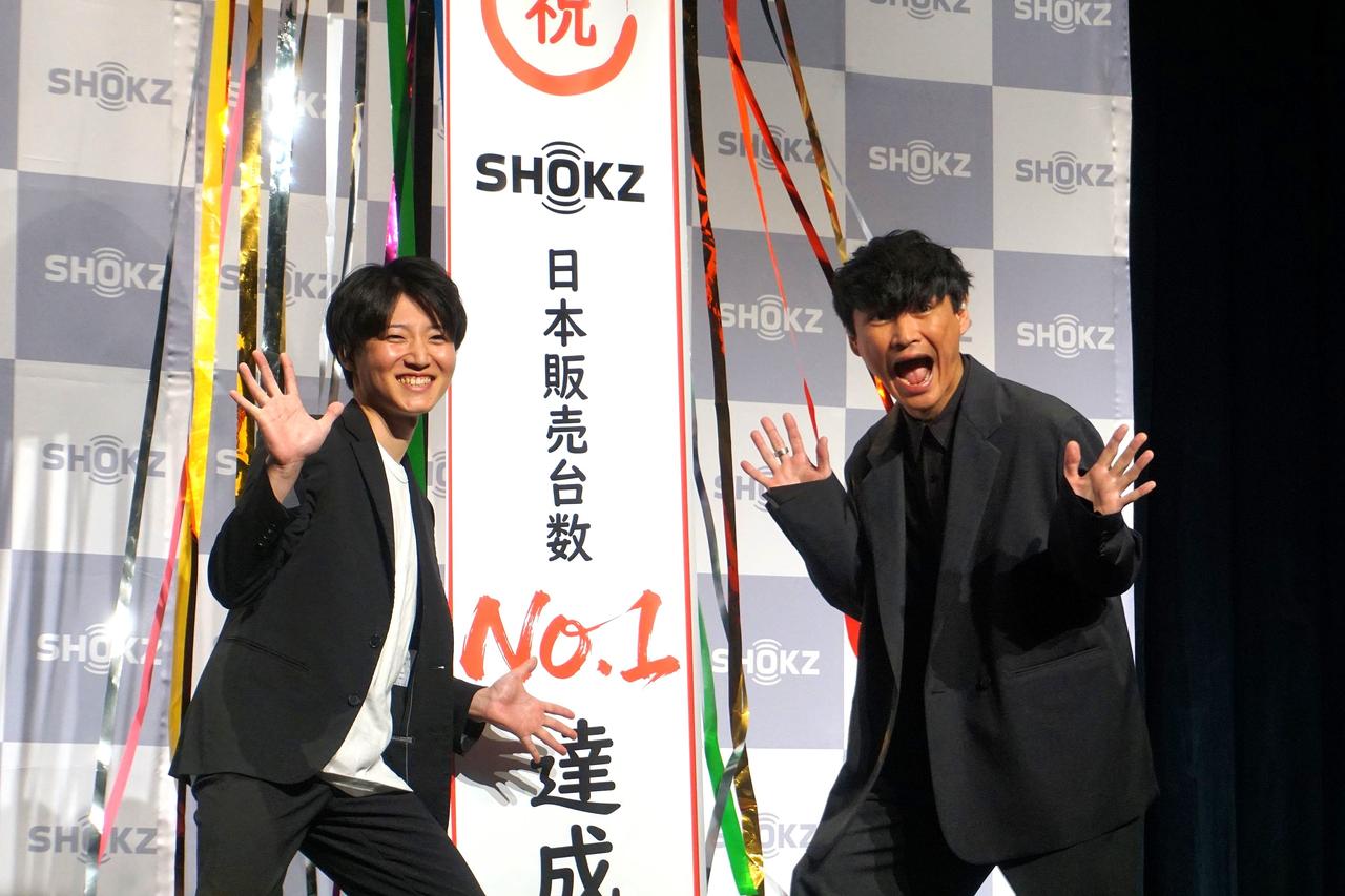 画像: 2025年の骨伝導および左右分離クリップ型イヤホンの販売台数1位達成を祝う、冨田氏（左）と、山口氏（右）