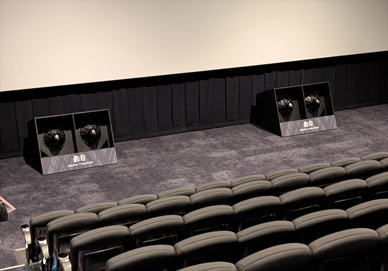 画像: 轟音シアターの特長でもある巨大サブウーファー。アイソバリック（対向）配置した46cmウーファーユニットが重低音を再現する