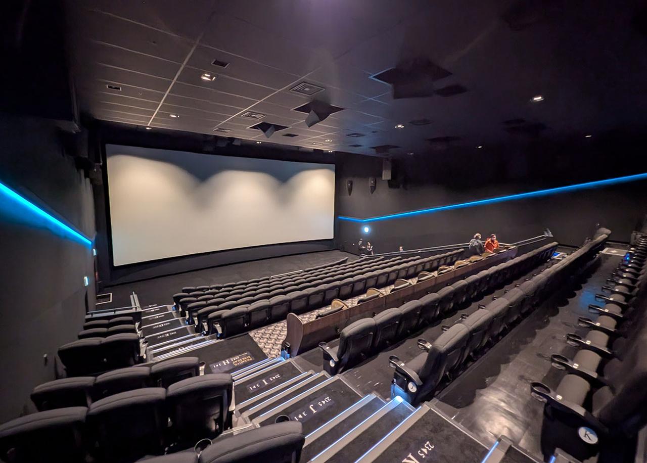 画像: SCREEN8のドルビーシネマ。劇場内は、映像に集中できるように光の反射を抑えた内装を採用する