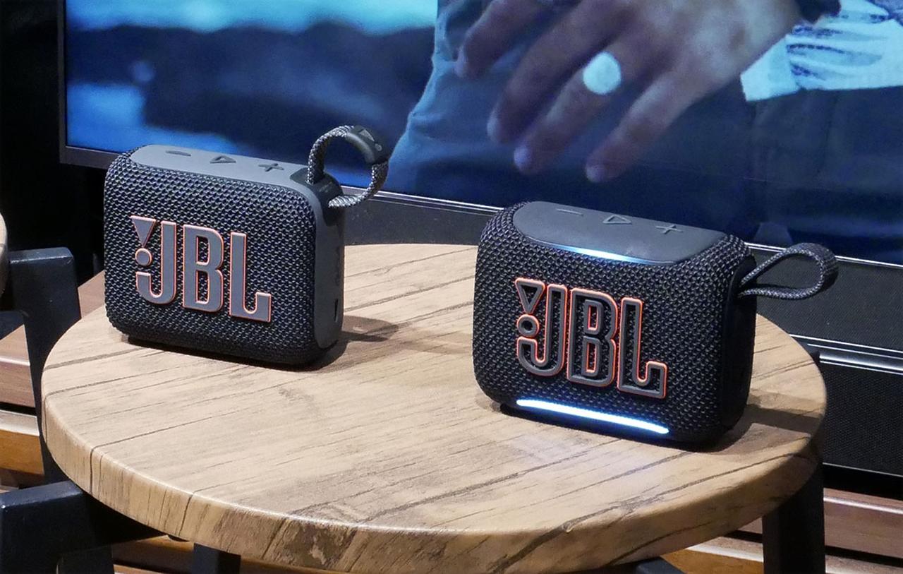 画像: 左が「GO 4」で右が「GO 5」。ロゴの内側部分を抜くことで、音の透過率を向上させている