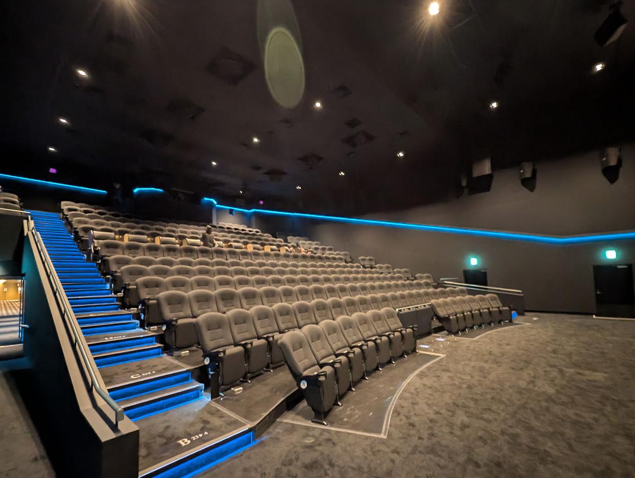 画像: 座席数は262＋車椅子席2という規模で、映像の見え方にも配慮して、最前列からスクリーンまでもゆとりがある作りになっている