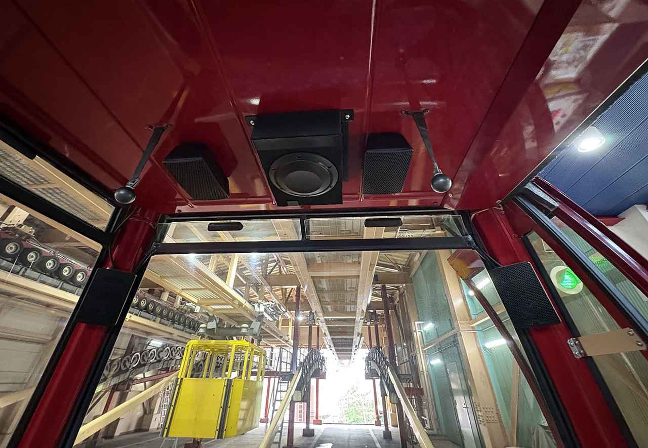 画像: ゴンドラ内部から進行方向を見る。正面左右と天井に4基のスピーカーとサブウーファーが取り付けられている