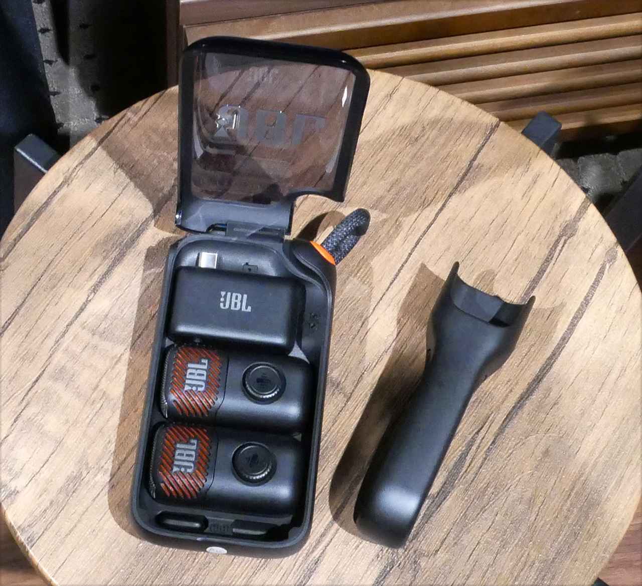 画像: 付属ケースに各パーツを収納し、充電を行う。写真右のホルダーにマイク部を取り付ければ、ハンディマイクのようにも使える