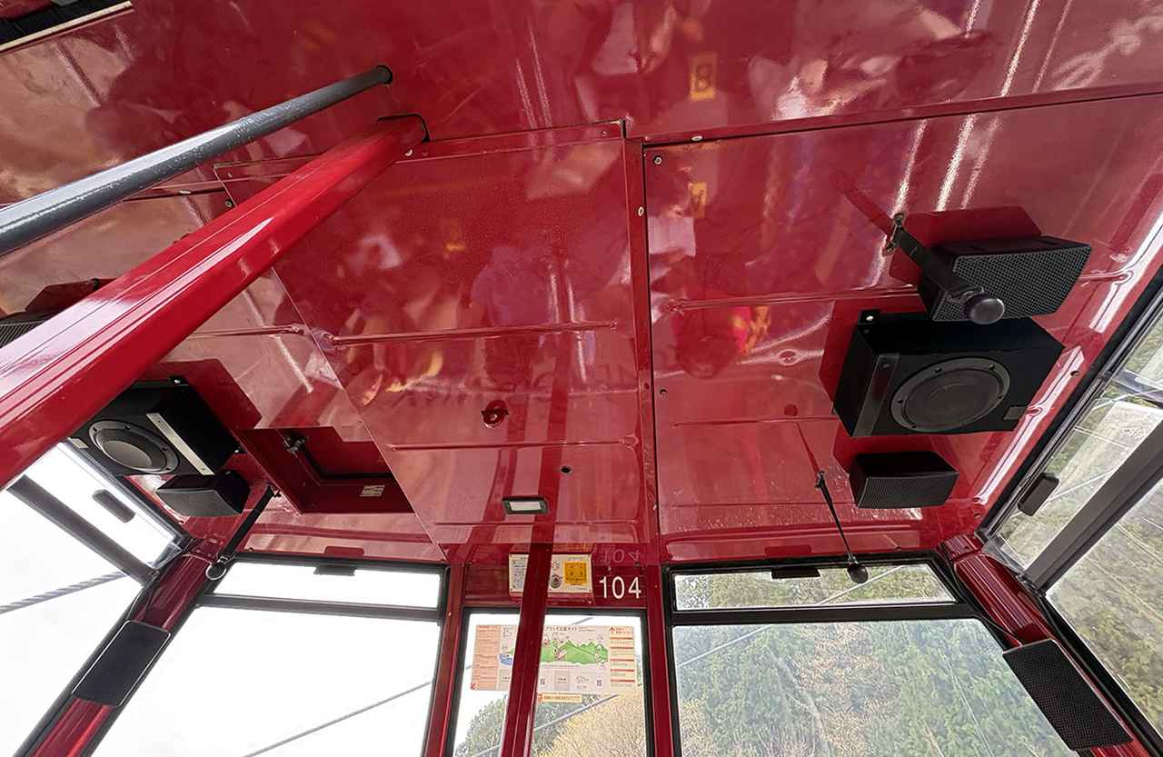画像: 天井の両端にトップスピーカーとサブウーファーがみえる。ゴンドラ自体には外部から給電する仕組みがないので、今回はプレーヤーやアンプはバッテリーで駆動している