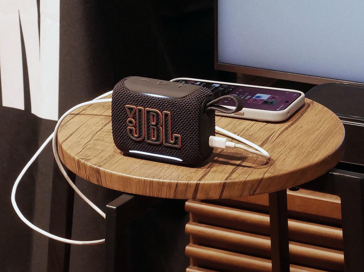 画像: 本体右側に装備されたUSB-C端子でスマホ等とつなぐことで、ロスレスでの信号伝送も可能