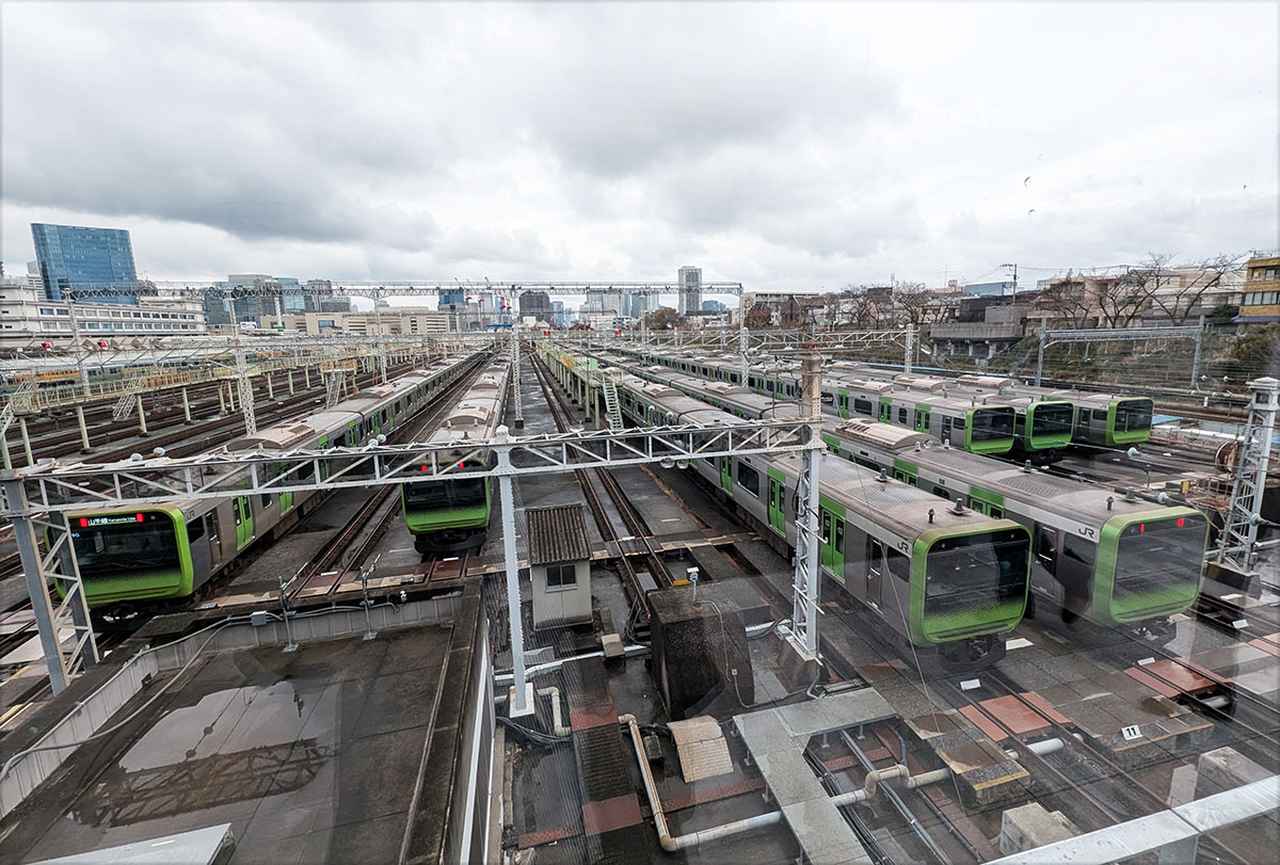 画像: 北側テラスから見える山手線の車両基地