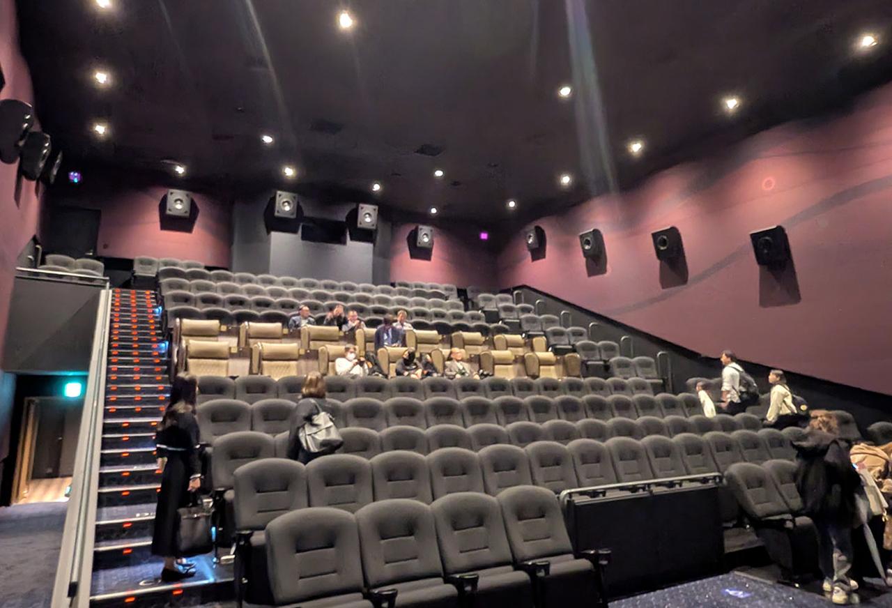 画像: サラウンドスピーカーは左右にそれぞれ5基、サラウンドバックスピーカーは4基という構成。プレミアムボックスシートも14席準備されている