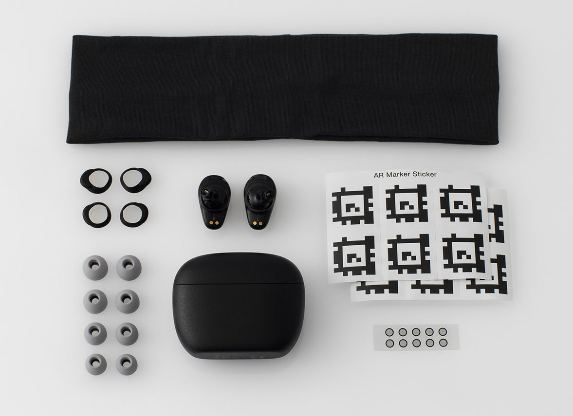 画像: TONALITEには、DTASの測定で使うためのアイテムも同梱されている。測定時は、写真の上側のヘアバンドにARマーカーシール（写真右側）を貼り付けて装着する。何回か測定する人もいるであろうことを考え、シールは複数枚入っている