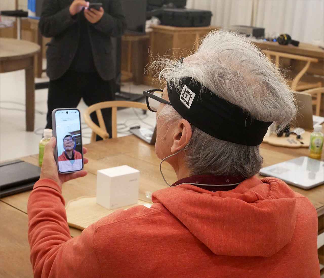 画像: アプリの指示に従って、顔や耳の写真を複数回撮影する