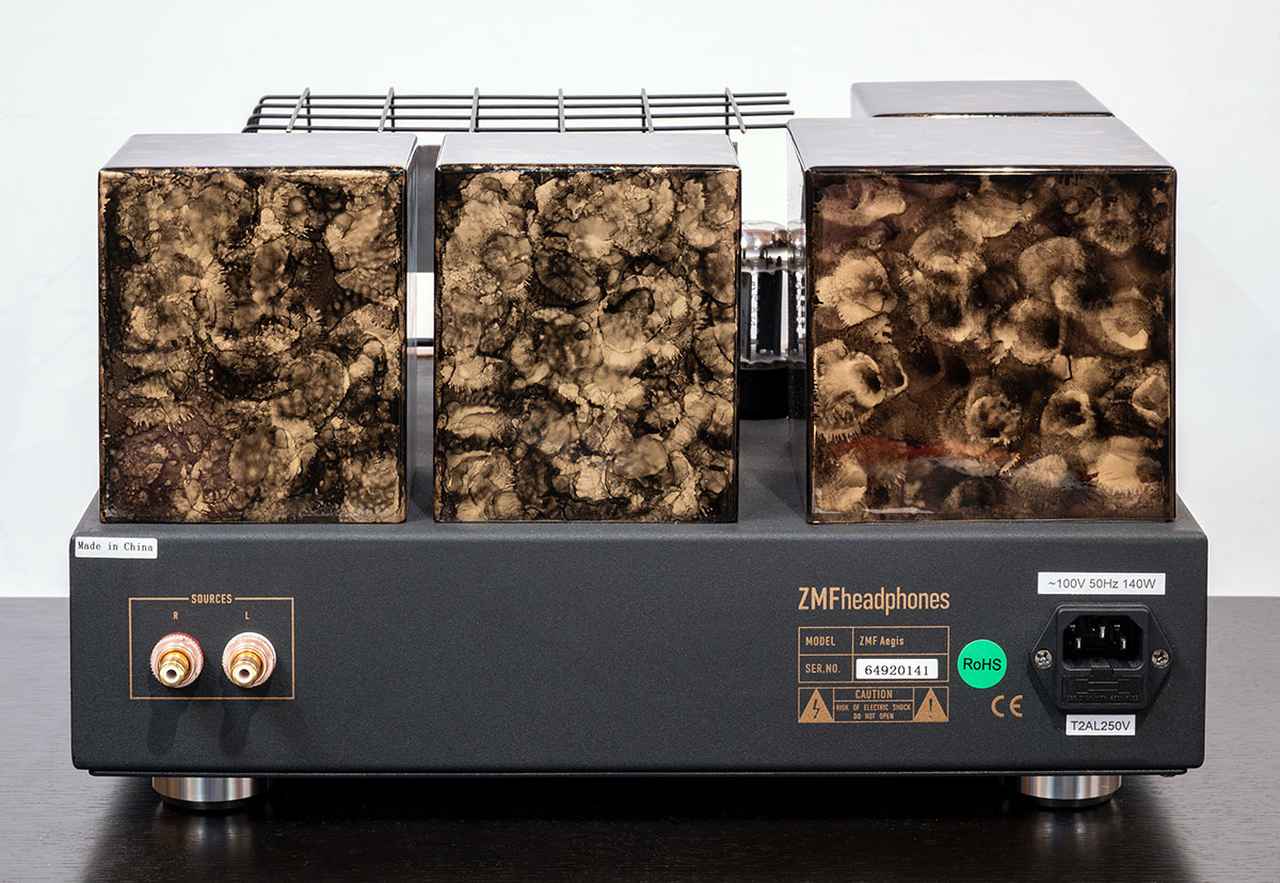 画像: 入力端子はアナログRCA端子が1系統のみ。ヘッドホン端子は6.3mmアンバランス、4.4mmとXLRバランスの合計3系統をフロントパネルに搭載している