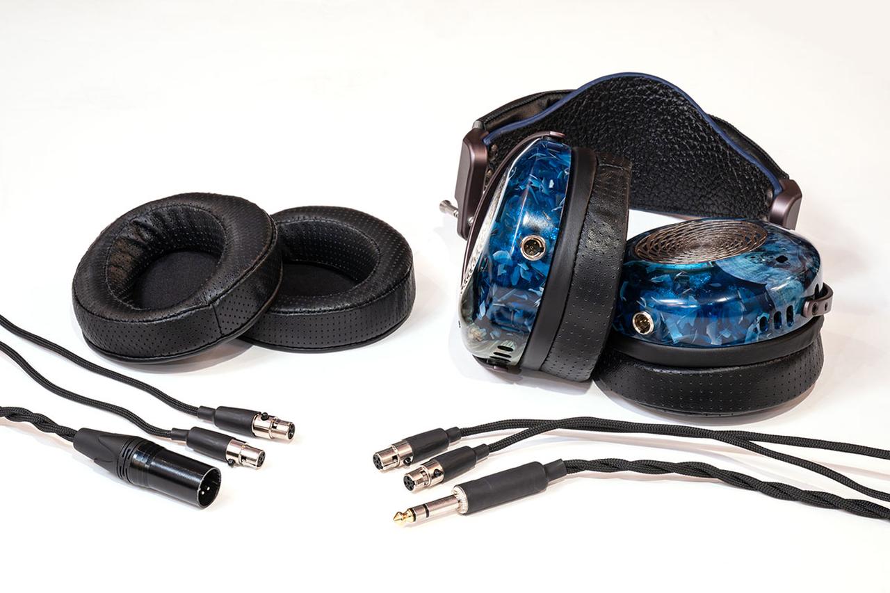 画像: 写真の「Verite」には、6.35mmとXLRの2種類のケーブルとVerite PadとUniverse Padのふたつのイヤーパッドが、「Caldera」はケーブル2種類とラムスキンのイヤーパッドが付属する