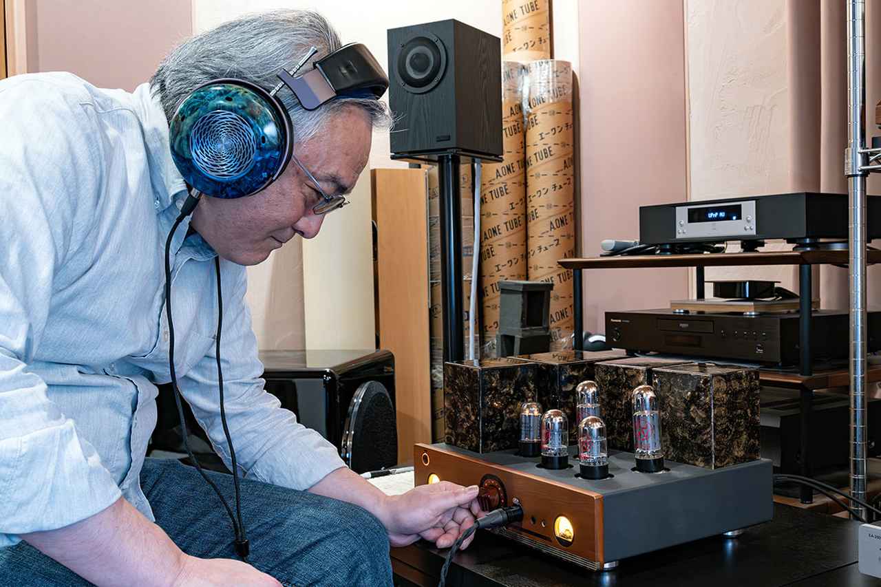 画像: 試聴は鳥居さんのシアタールームで、愛用のネットワークプレーヤーとの組み合わせで行っている