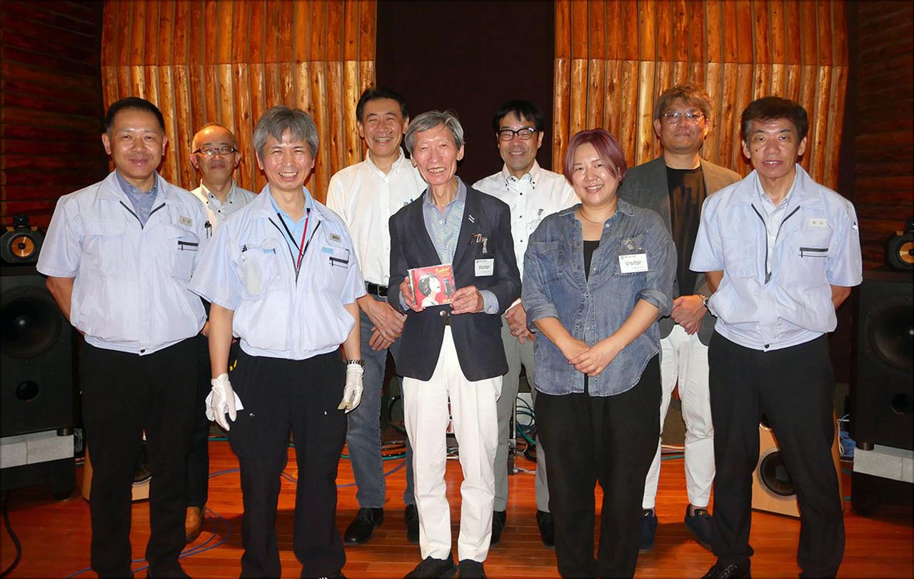 画像: 取材に対応いただいた方々。前列左からメモリーテック株式会社 事業戦略本部 本部長 兼 事業戦略推進室 室長 吉村 諭さん、同 技術部 製造技術グループ マネージャー 勝間田和樹さん、潮 晴男さん、株式会社EMP 制作技術部 ポニーキャニオンスタジオ 光井里美さん、メモリーテック株式会社 取締役 生産本部 本部長 兼 御殿場工場長 秋山 正さん。後列は左から株式会社クープ 事業開発本部 伊藤幸一さん、同 取締役 佐藤克己さん、株式会社EMP 代表取締役社長 能瀬秀二さん、メモリーテック株式会社 営業本部 営業部 部長 兼 企画営業グループ マネージャー 海老澤壽孝さん