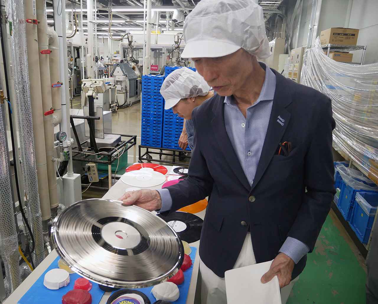 画像: スタンパーの実物を見るのは初めて、と潮さんも興味津々だった（『ボヌール』のスタンパーではありません）