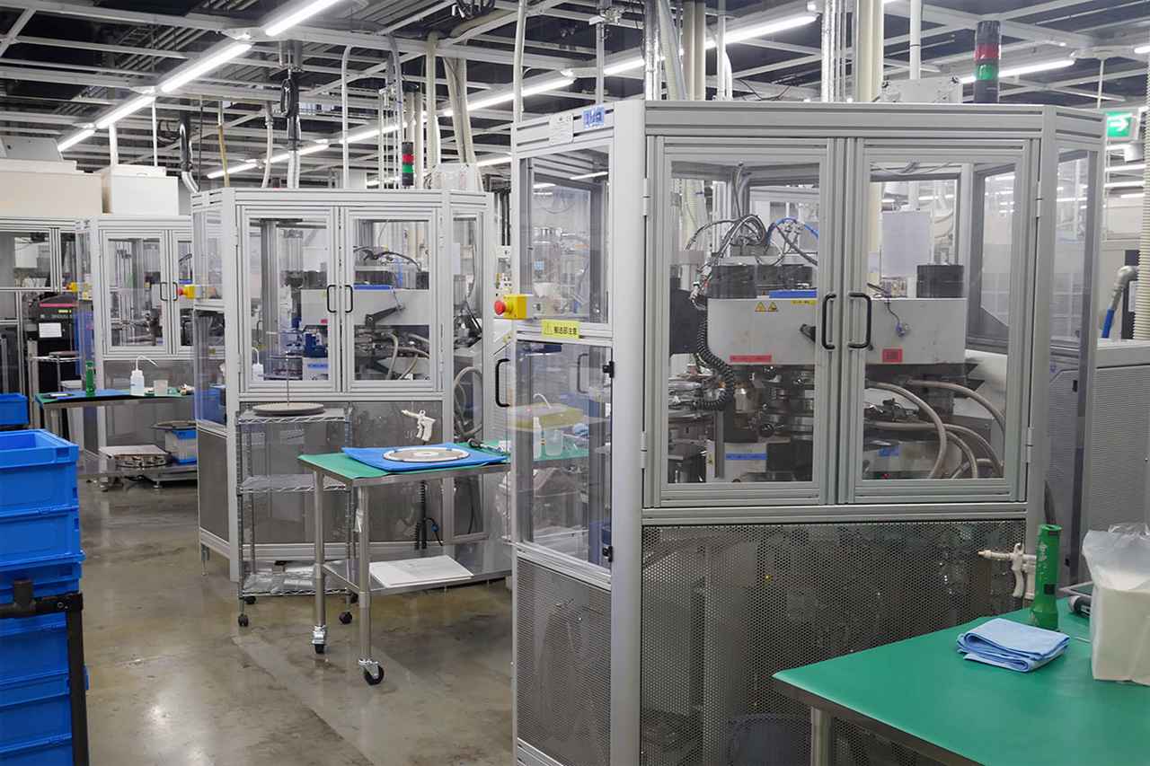 画像: アナログレコード人気もあり、御殿場工場では現在3台のプレスマシンが稼働中。ここではLP（140g、180g）、EP（40g）の両方に対応済で、月産100,000枚が製造可能とのこと