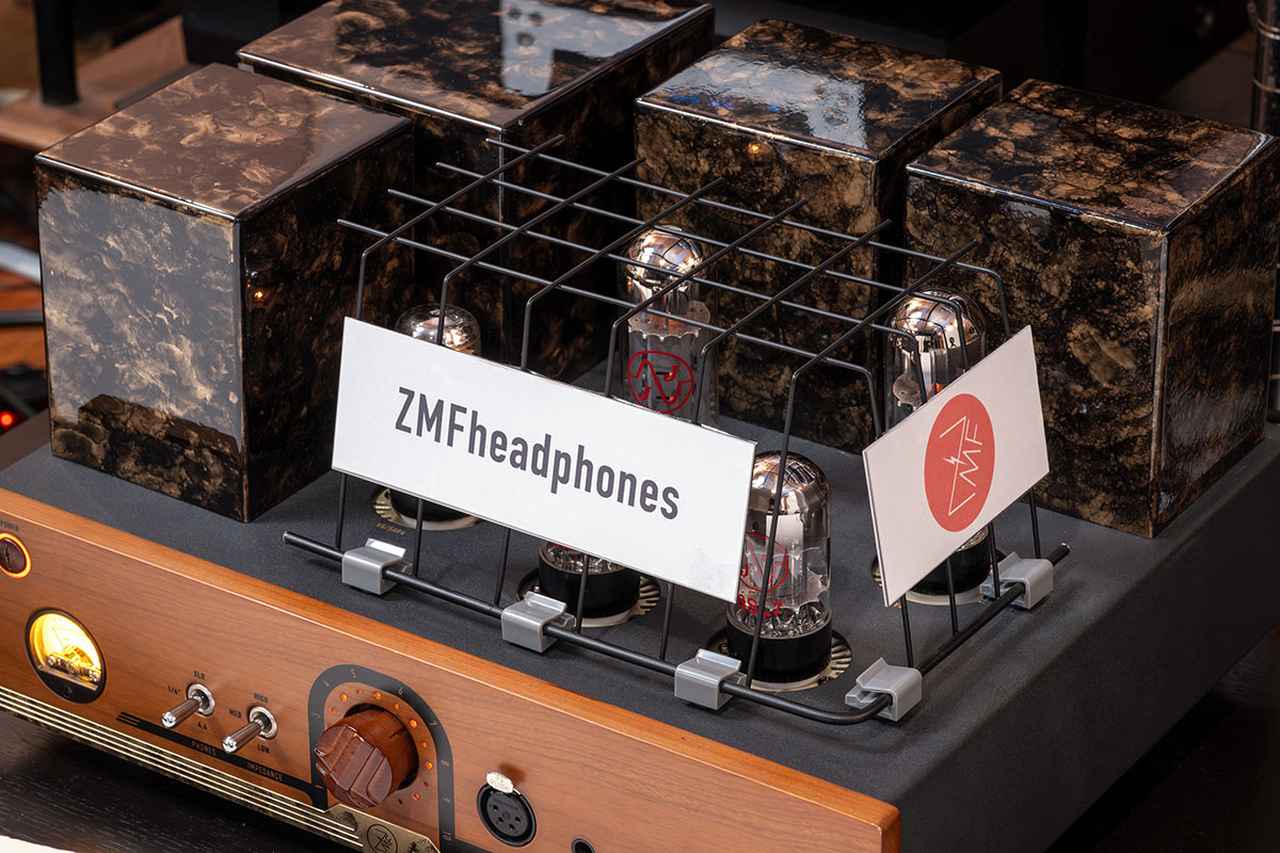 画像: 「Aegis」には真空管の保護カバーも付属している。ただし音を聴く時にはカバーは外した方がいい場合が多いので、聴き比べて選んでいただきたい（もちろん設置には充分な配慮を！）