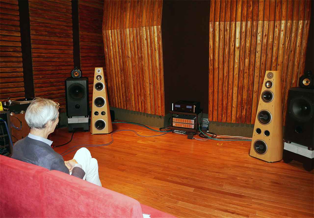 画像: 御殿場工場の試聴室で、同工場で制作されたレコードの音を聴かせていただいた。塩化ビニルの素材や、プレスの際の加熱温度の違いによっても音が変化することを確認し、潮さんも大いに感動していた様子でした