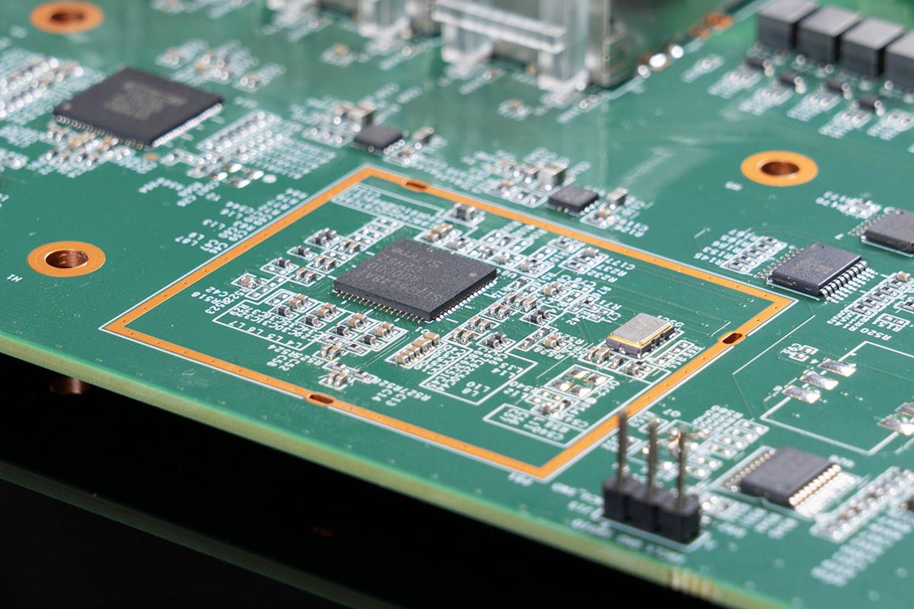 画像: クロック回路のシールドを外した状態