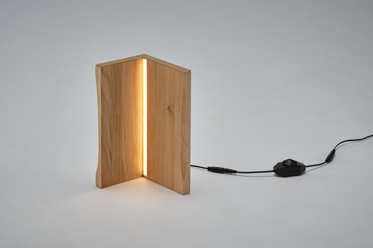 画像: コーナー（角）からの光を演出。エッジに沿って施された斜めのカットアウトが、空間にリズムを与えます。卓上などに取り入れやすいコンパクトなサイズも特徴です。別売りの「Light Mesh」と組み合わせることで、ライトアップの幅が更に広がる