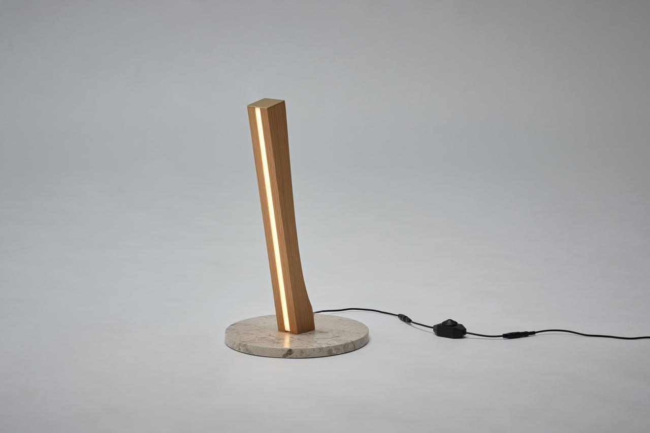 画像: 「Light Rest」大理石のベースとトップに施された真鍮を彷彿とさせるディテールが特徴的な照明で、斜めに伸びる光源が、足元を照らすアンビエントライトとして、卓上では手元を照らすライトとして機能する。別売りの「Light Mesh」と組み合わせることで、ライトアップの幅が広がる