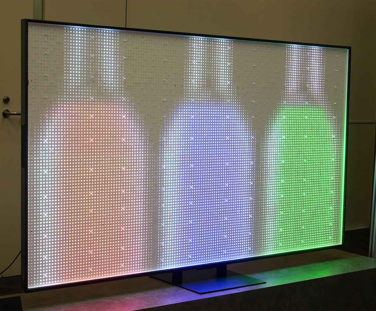 画像: RGB Mini LEDバックライトシステム。バックライトだけでも映像の色をきちんと表現できている