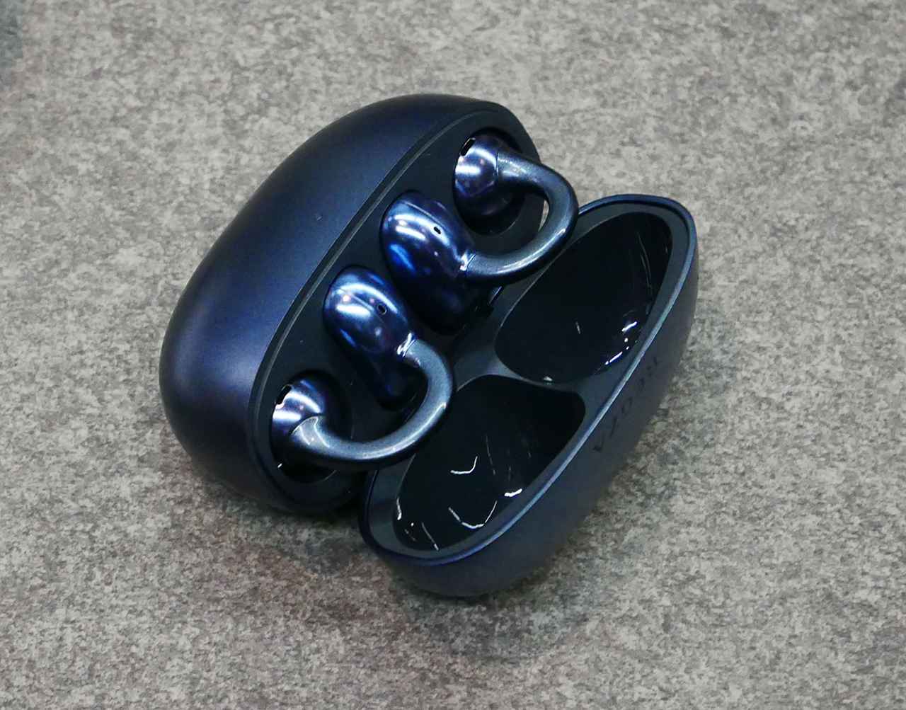 画像: 人気のイヤーカフ型デザインを採用したレグザイヤホン「RB-A1S」