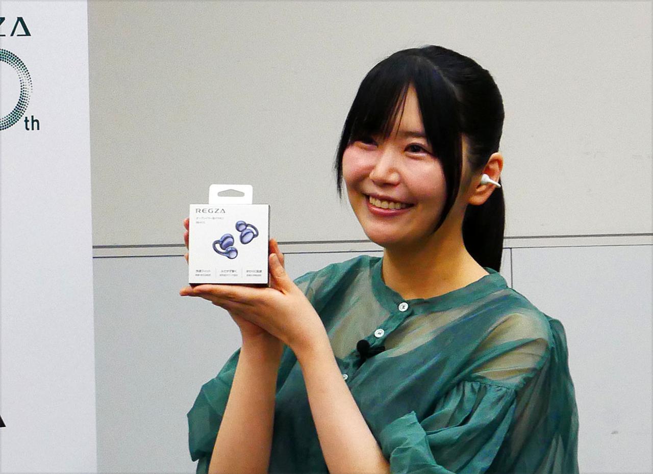 画像: YouTubeのレグザチャンネルでお馴染みの小岩井ことりさんも装着感のよさをアピール