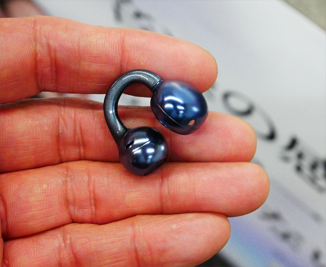 画像: ドライバー部分と回路・バッテリー部分をワイヤーでつないだ形状