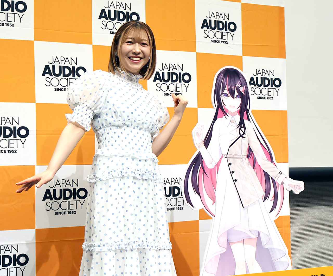 画像: ホロライブ所属のVTuber「AZKi」（右）と声優の安野希世乃