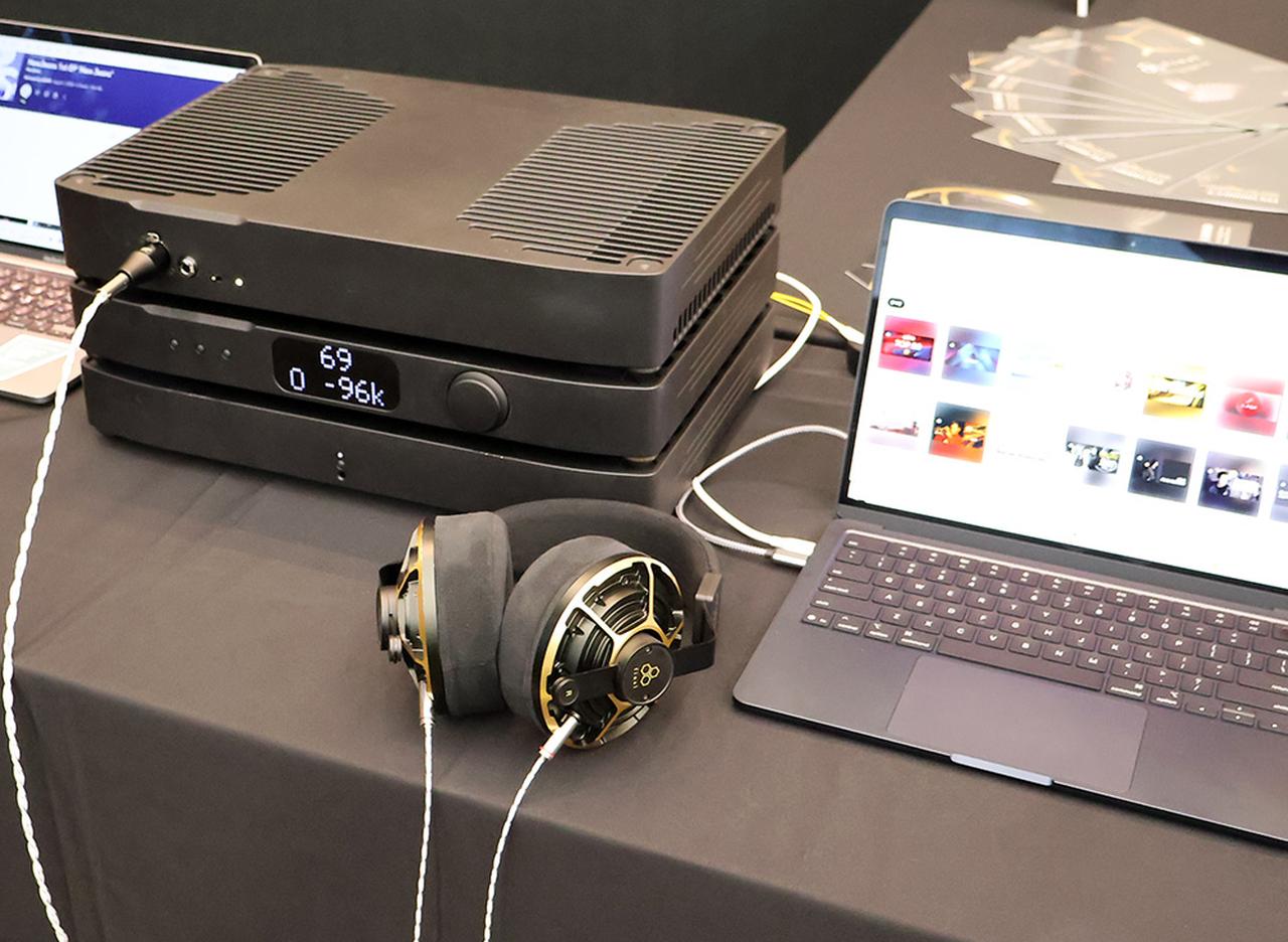 画像: フラッグシップヘッドホン「DX10000CL」の試聴風景