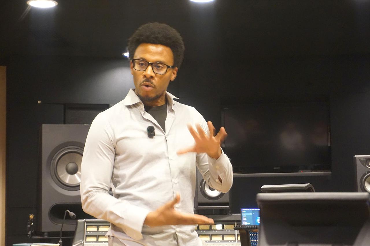 画像: Gregory Germain氏。レコーディングエンジニアを志し、20歳でフランスより日本へ来日。2011年よりクリエイティブカンパニー【Digz, inc Group】の専属エンジニアとして活動後、2021年に独立し、【株式会社2・SE】を設立。現在は、サウンドクリエイター集団【Fader Crafters】をプロデュースし、バンドサウンドからR&Bまで、J-POPやK-POPを中心に幅広いジャンルで活躍中