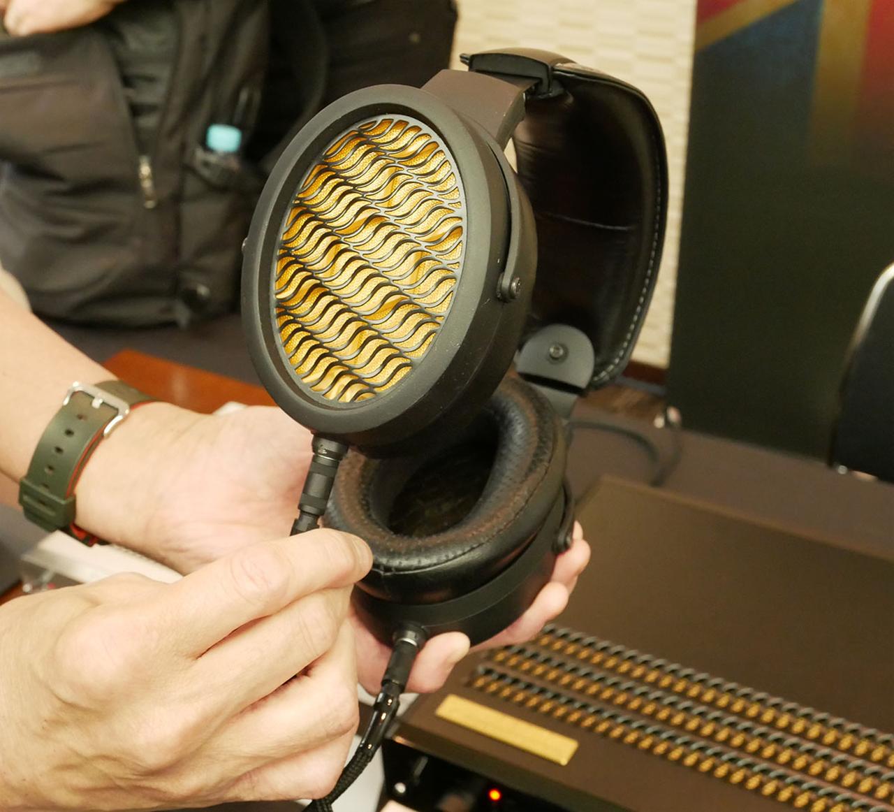 画像: 「Aperio Golden Sound Signature Edition」のヘッドホン