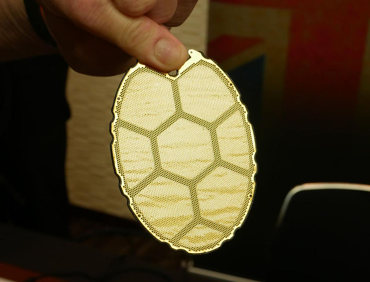 画像: 搭載された静電型ドライバーの振動板。大小様々な大きさに分けられており、面積に応じて様々な周波数帯域を受け持っているとか