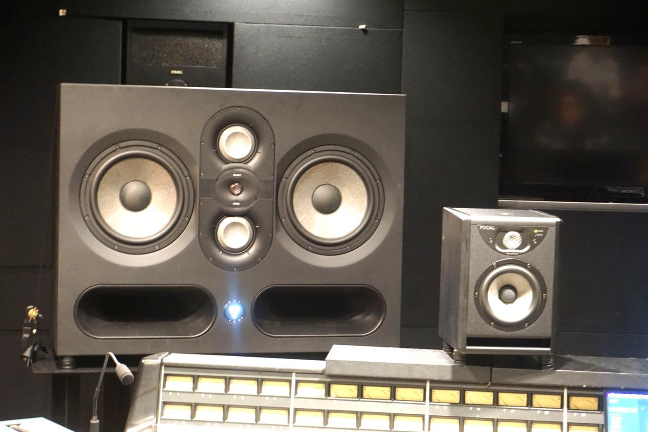 画像: Focalのスタジオモニタースピーカー「Utopia Main 212」（左）と「SOLO 6」（右）