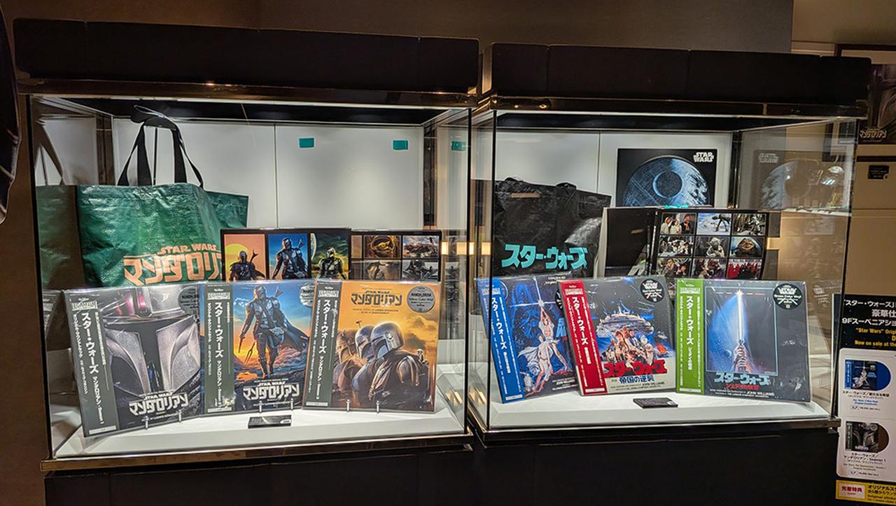 画像: 9Fのエントランスを入り、左手には専用の展示ブースが設営されている。スタンドポップやサントラレコード、初期作公開時の各種グッズなど、貴重なものも展示されていた