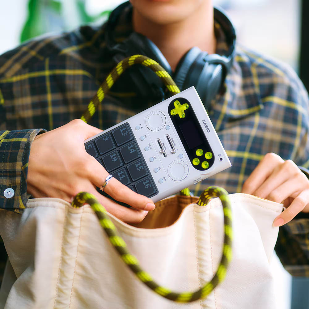 画像: 本体の重さは、わずか315gと軽量だから、持ち運びもラクに行なえる