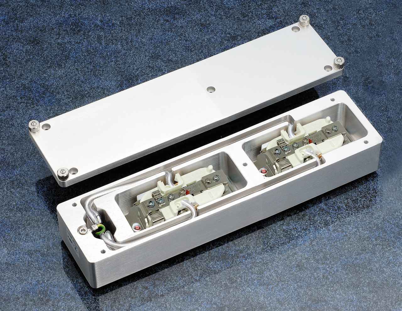 画像: 「SAA-4SZ-MK2-RU」の内部構造。アルミ合金削り出しボディによるノイズ干渉低減のほか、配線を独立させたことにより、各コンセントからクリーンな電源が確保できるという