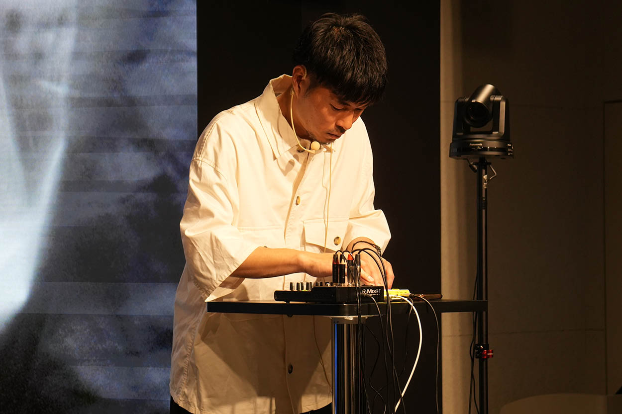 画像: 発表会場では、カシオ計算機サウンドクリエイション事業部副部長の中川氏が実際に使用