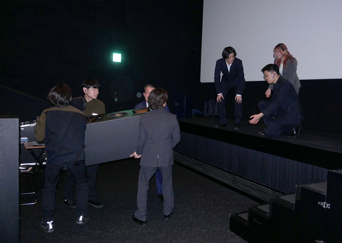 画像: 上映の合間にすべて再生機器をセットしなおしている。「H5」は重さ78kgなので、4人かかりで持ち上げた