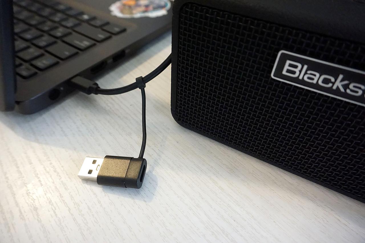 画像: 「BEAM MINI」をPCと接続した図。ACアダプターが不要なのでコンセントへの接続は不要。PCなどから給電して使用できるのが手軽で便利。接続はtypeｰCとUSBに対応