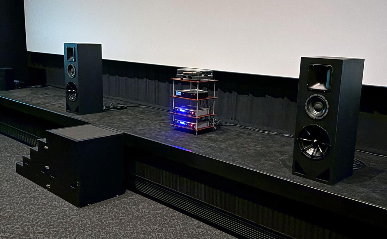 画像: 109シネマズプレミアム新宿のステージに準備されたアナログレコード再生機器。スピーカーのBWV「H5」はこの劇場のスクリーン裏に設置されたものと同じユニットを搭載したモデルだ