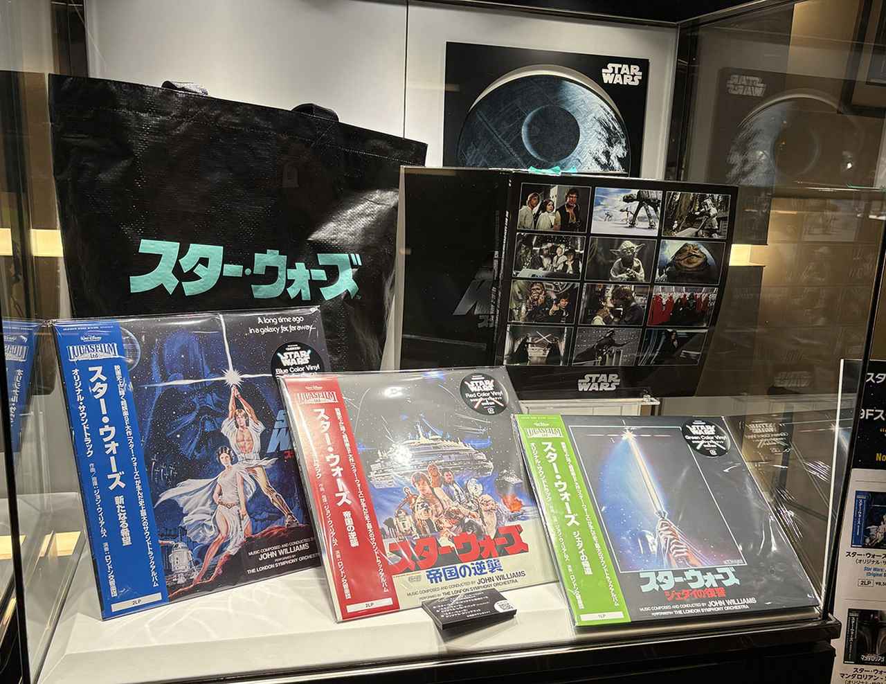 画像: エントランスには、旧三部作のレコードを含めて、作品の関連グッズも展示