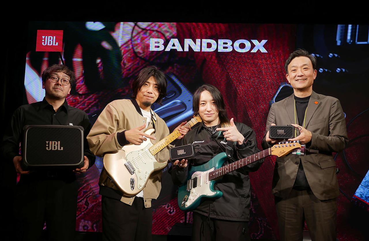 画像: ギタリスト/コンポーザーの関口シンゴさん（中央左）と池部楽器店ワールドペダルパークの小林 良さん（中央右）。右端がハーマンインターナショナルの濱田さんで、左端は同じくハーマンインターナショナルの堀江さん